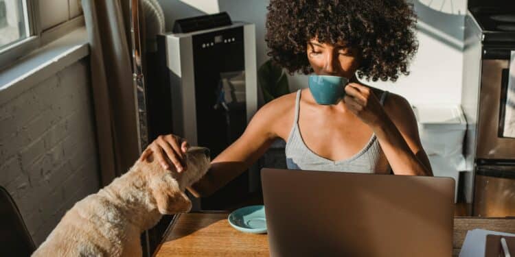 pexels-samson-katt-jeune étudiante qui boit un café derrière son ordinateur-Comment choisir la bonne IA pour t'aider pendant tes études ?