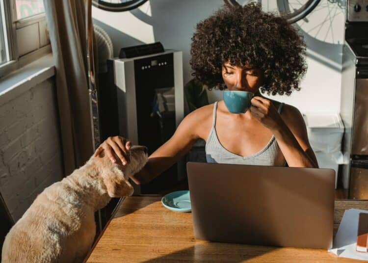 pexels-samson-katt-jeune étudiante qui boit un café derrière son ordinateur-Comment choisir la bonne IA pour t'aider pendant tes études ?