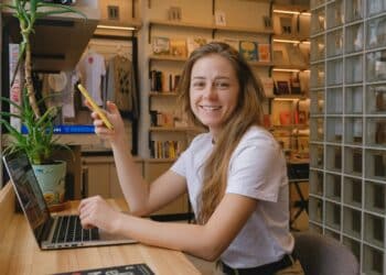 pexels-shvets-production-étudiante derrière un ordinateur à travailler-Comment un job étudiant peut impacter ta seconde session ?