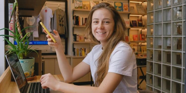 pexels-shvets-production-étudiante derrière un ordinateur à travailler-Comment un job étudiant peut impacter ta seconde session ?