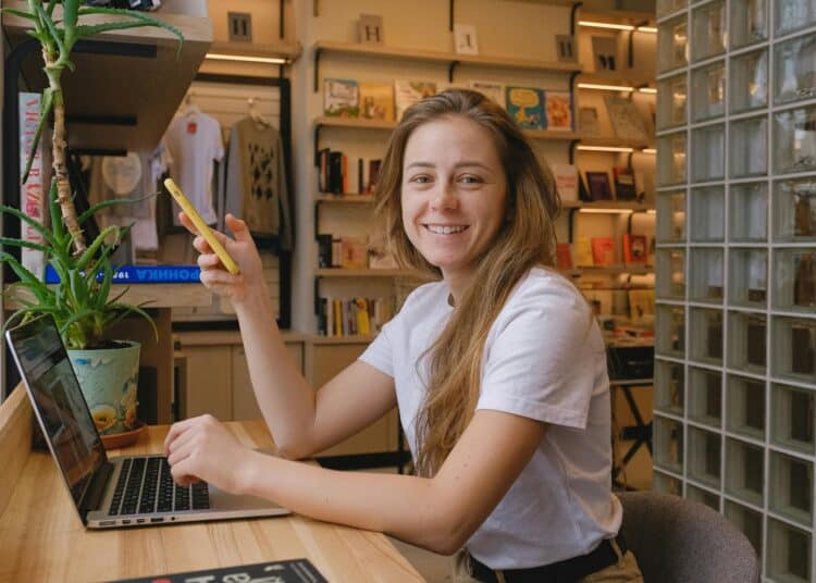 pexels-shvets-production-étudiante derrière un ordinateur à travailler-Comment un job étudiant peut impacter ta seconde session ?