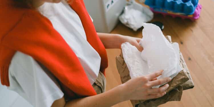 pexels-shvets-production-jeune étudiante qui trie des déchèts dans son kot-8 gestes pour l'environnement à adopter au kot