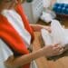 pexels-shvets-production-jeune étudiante qui trie des déchèts dans son kot-8 gestes pour l'environnement à adopter au kot