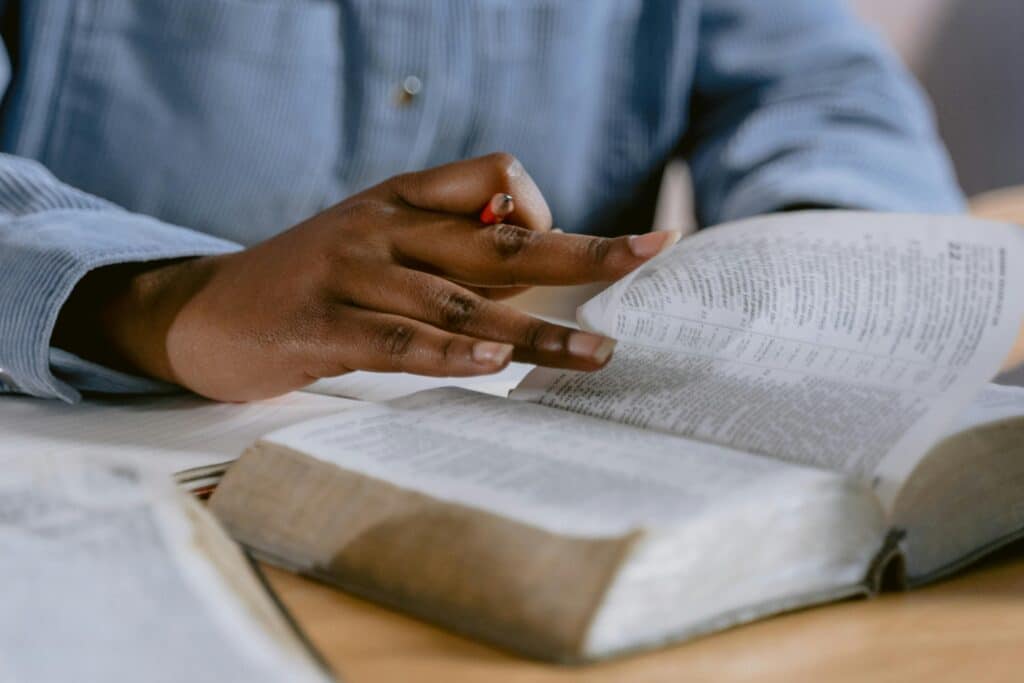 pexels-tima-miroshnichenko-personne qui travaille dans un livre pour étudier-Étudier pour sa seconde session ne pas étudier à l'aveugle