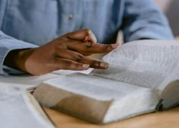 pexels-tima-miroshnichenko-personne qui travaille dans un livre pour étudier-Étudier pour sa seconde session ne pas étudier à l'aveugle