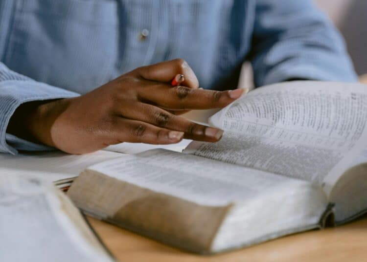 pexels-tima-miroshnichenko-personne qui travaille dans un livre pour étudier-Étudier pour sa seconde session ne pas étudier à l'aveugle