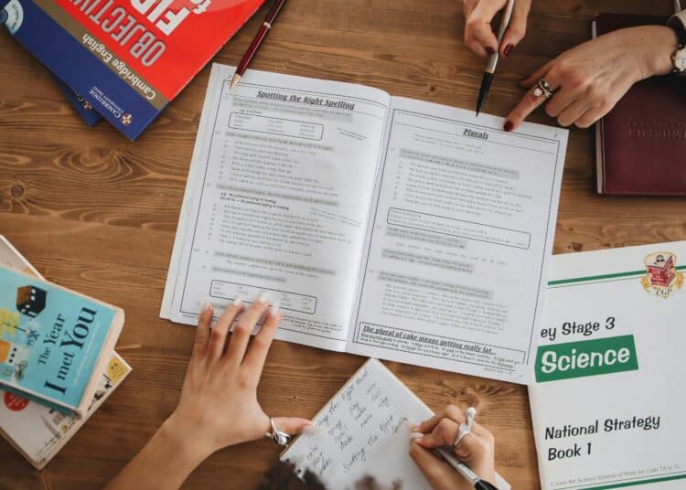 pexels-polina-tankilevitch-étudiante avec des syllabus de cours d'anglais sur la table -6 conseils pour gérer tes cours de langues