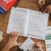 pexels-polina-tankilevitch-étudiante avec des syllabus de cours d'anglais sur la table -6 conseils pour gérer tes cours de langues