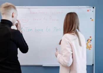 pexels-thirdman-étudiant en cours de langue-Pourquoi c'est important d'aller à tous tes cours de langue ?