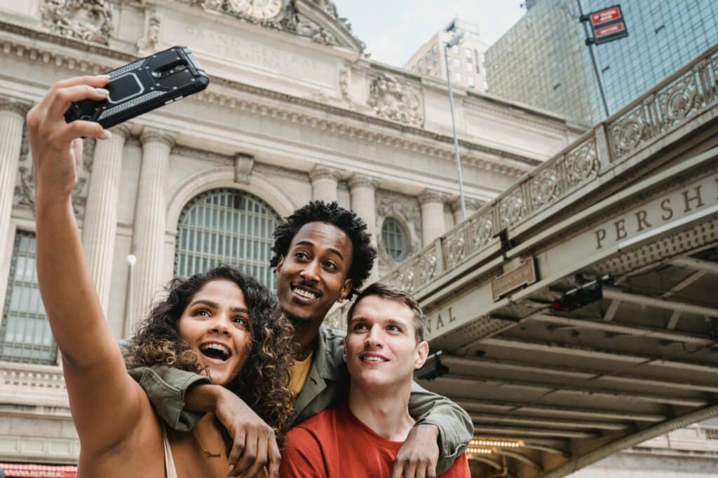pexels-william-fortunato-trois étudiants ensembles qui prennent un selfie en voyage-7 façons de te créer des souvenirs en Erasmus