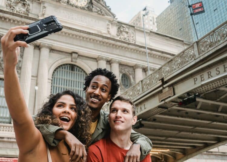 pexels-william-fortunato-trois étudiants ensembles qui prennent un selfie en voyage-7 façons de te créer des souvenirs en Erasmus