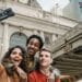 pexels-william-fortunato-trois étudiants ensembles qui prennent un selfie en voyage-7 façons de te créer des souvenirs en Erasmus
