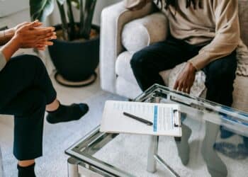pexels-alex-green-étudiant chez le psychologue en train de discuter avec des feuilles-5 raisons de se faire diagnostiquer chez un professionnel pour le TDAH