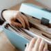 pexels-anete-lusina-étudiant qui fouille un classeur rempli de documents-Études comment s'organiser pour recevoir des aides financières ?