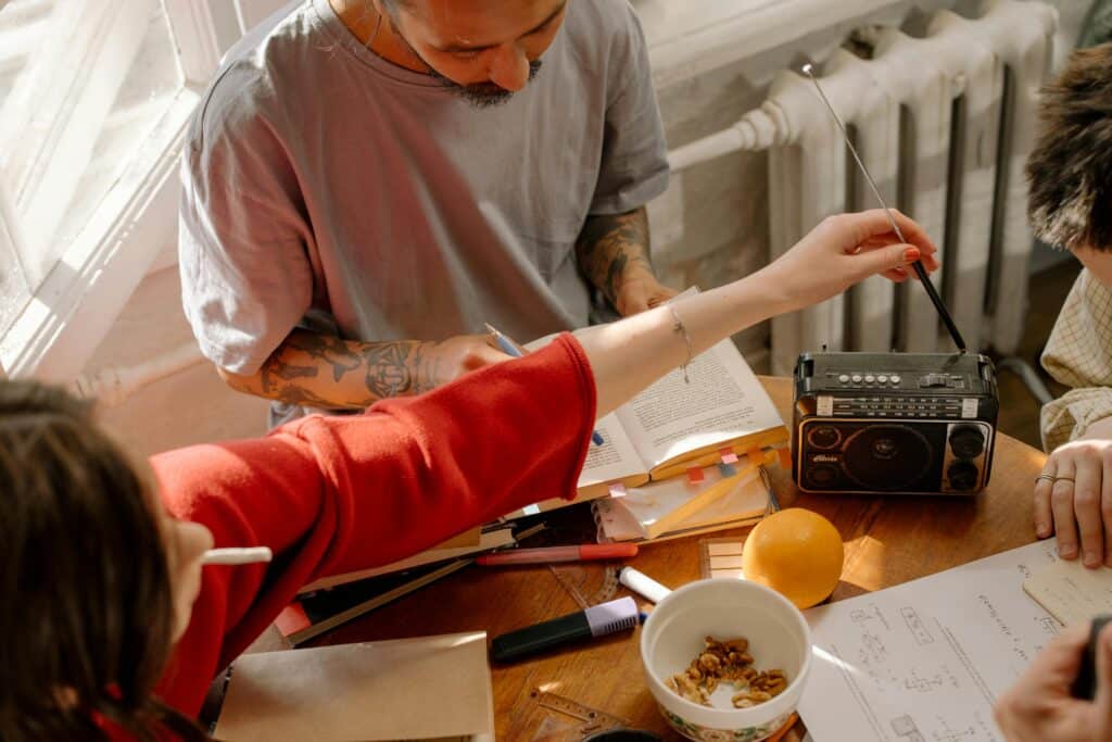 pexels-cottonbro - 5 memes qui vont te faire relativiser sur tes colocs