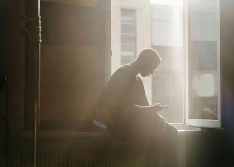 pexels-cottonbro-étudiant à une fenêtre sur son téléphone-7 initiatives sur ton campus pour lutter contre le cyberharcèlement