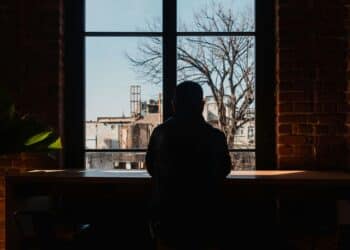 pexels-fatihyvg-fenêtre avec un étudiant devant sur un écran-Au-delà de la blague 7 signes que c'est du harcèlement