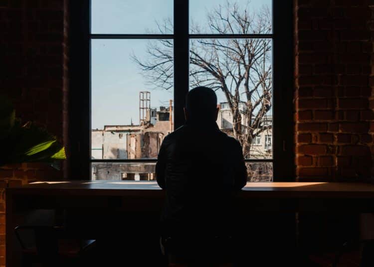 pexels-fatihyvg-fenêtre avec un étudiant devant sur un écran-Au-delà de la blague 7 signes que c'est du harcèlement