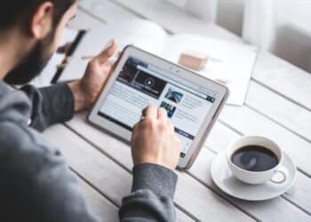 Éducation aux médias : comment aider les jeunes à naviguer entre infos fiables et manipulations ?