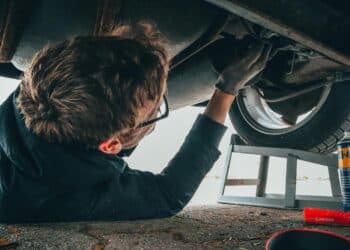 pexels-maltelu-homme mécanicien sous une voiture-5 stéréotypes genrés à déconstruire sur les métiers dits “masculins”