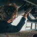 pexels-maltelu-homme mécanicien sous une voiture-5 stéréotypes genrés à déconstruire sur les métiers dits “masculins”