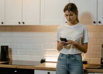 pexels-mart-production-étudiante sur son téléphoen dans la cuisine-C'est quoi le revenge porn ?