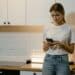 pexels-mart-production-étudiante sur son téléphoen dans la cuisine-C'est quoi le revenge porn ?