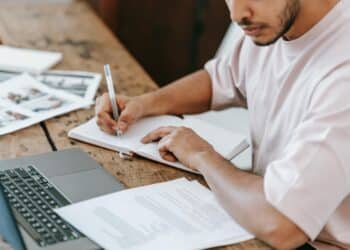 pexels-michael-burrows-jeune étudiant sur un cours de math avec son ordi-8 astuces pour gérer son TDAH à l’unif