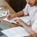 pexels-michael-burrows-jeune étudiant sur un cours de math avec son ordi-8 astuces pour gérer son TDAH à l’unif