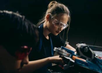 pexels-mikhail-nilov-jeune étudiante dans la mécanique avec des lunettes-C’est quoi les métiers genrés ?