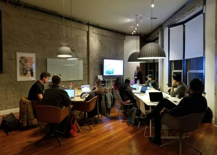 pexels-product-school-réunion de travail avec des hommes et des femmes-7 écarts marquants entre l’emploi des femmes et celui des hommes en Belgique