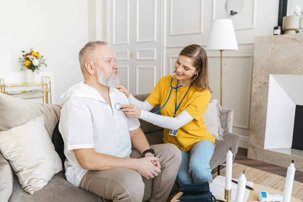 pexels-shkrabaanthony-femme infirmière qui soigne un homme chez lui-5 stéréotypes genrés à déconstruire sur les métiers dits “féminins”