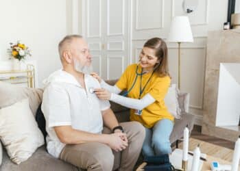 pexels-shkrabaanthony-femme infirmière qui soigne un homme chez lui-5 stéréotypes genrés à déconstruire sur les métiers dits “féminins”