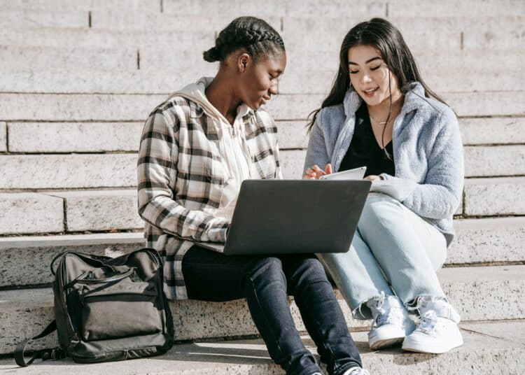 Groupes Facebook essentiels pour étudiants à Louvain-la-Neuve