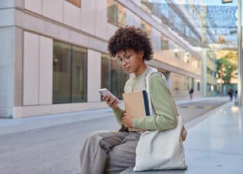 Quand l’info devient anxiogène : comment suivre l’actu sans paniquer ?