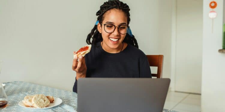pexels-helenalopes-étudiante qui mange - Alimentation et blocus les bons aliments pour booster ton énergie