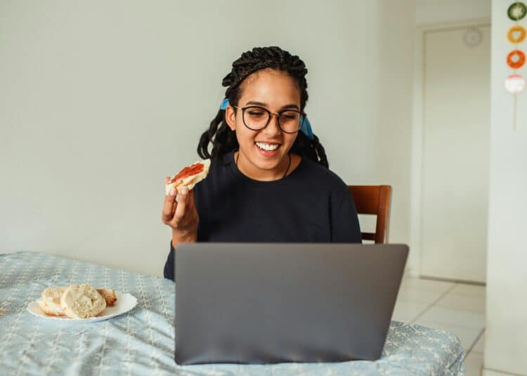 pexels-helenalopes-étudiante qui mange - Alimentation et blocus les bons aliments pour booster ton énergie