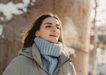 pexels-liza-summer- jeune femme contente - 4 astuces pour arrêter de fumer quand tu es étudiant