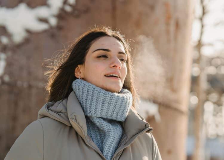 pexels-liza-summer- jeune femme contente - 4 astuces pour arrêter de fumer quand tu es étudiant