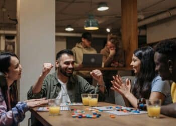 pexels-pavel-danilyuk- étudiants qui jouent ensemble - 3 jeux de société à sortir pour tes soirées entre potes