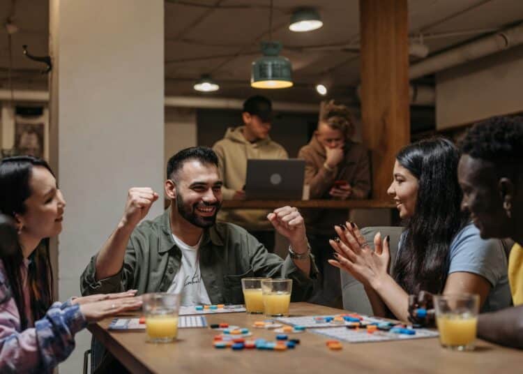 pexels-pavel-danilyuk- étudiants qui jouent ensemble - 3 jeux de société à sortir pour tes soirées entre potes