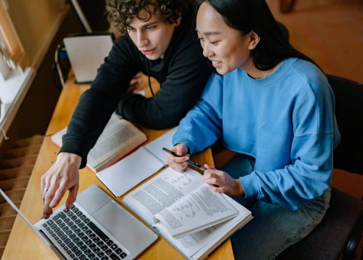 pexels-yankrukov - Si c’est ton tout premier blocus, ces 5 memes vont te parler