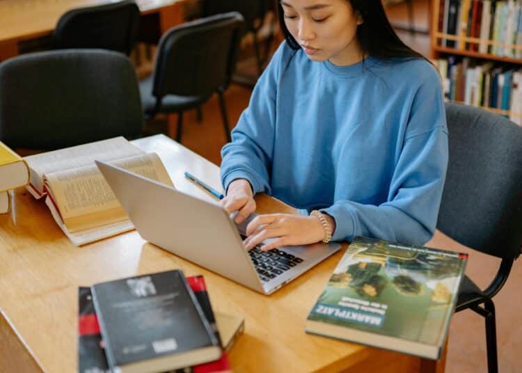 pexels-yankrukov-étudiante en blocus - 4 erreurs que tout le monde fait pendant le blocus